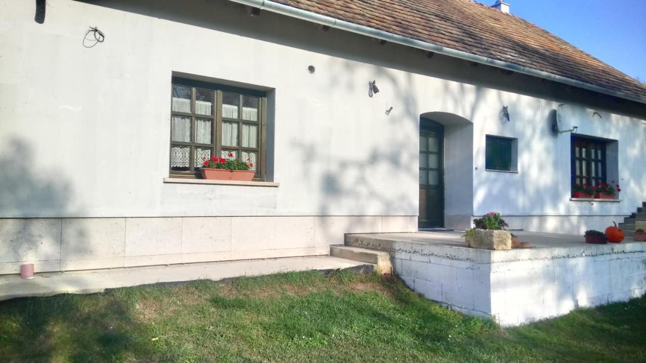 Gerecse Vendeghaz Hotell Sutto Exteriör bild